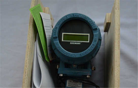 Medidor de fluxo integral da montagem de Rosemount 8732 com sistema remoto do medidor de fluxo magnético da montagem